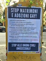 foto manifesti omofobi a Roma